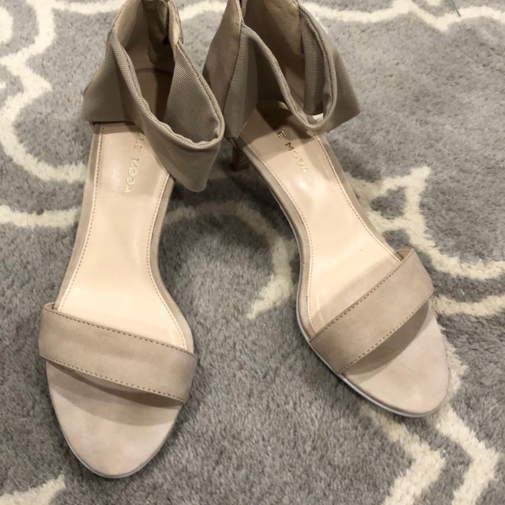 Pelle Moda “Barley” Kitten Heel